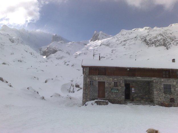Refugio Vegarredonda con nieve.